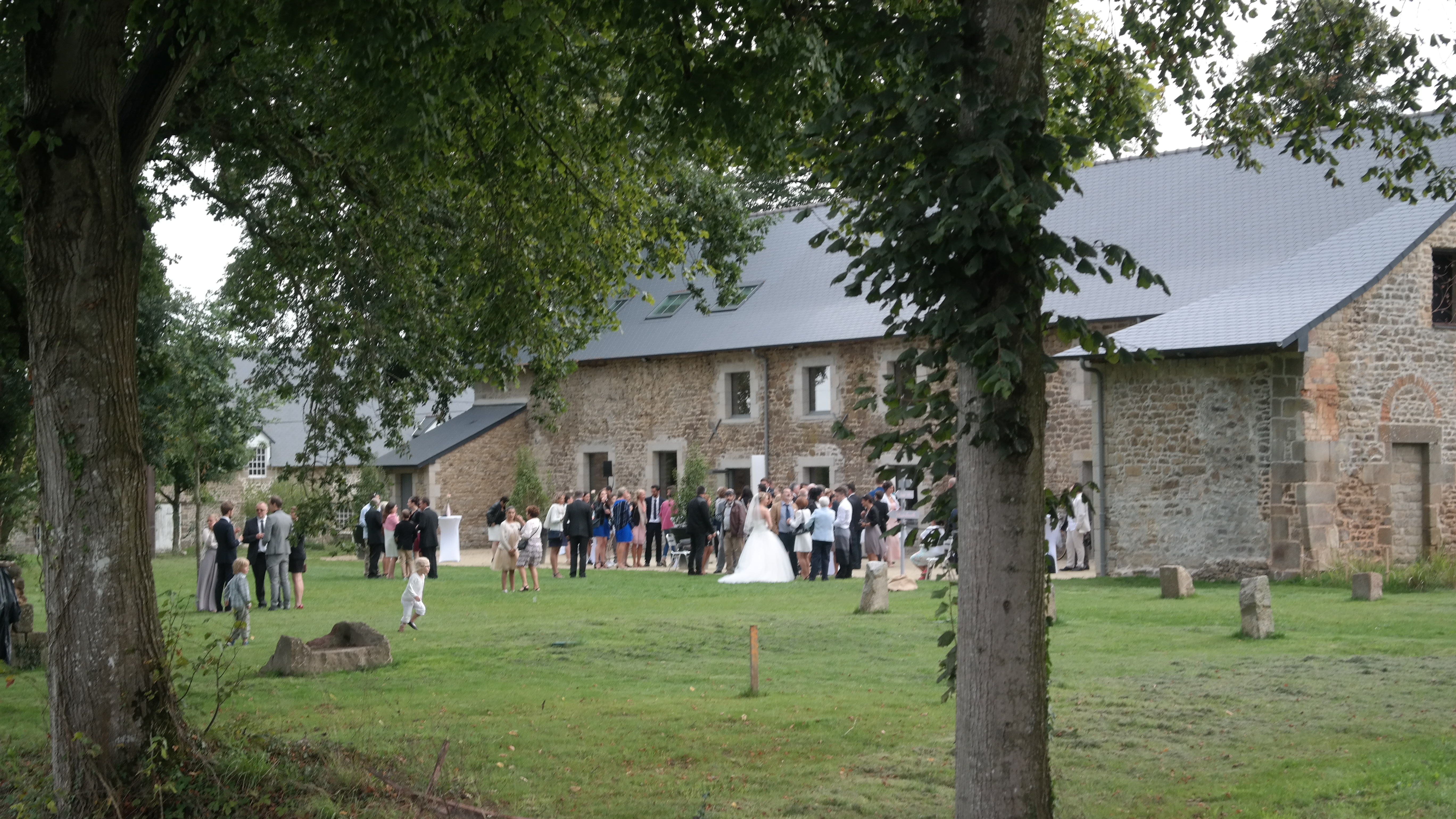 Domaine de la Haye d'Irée - salle de la verrerie lors d'un mariage en été